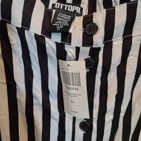 Hot Topic Black & White Stripe Maxi Skirt NWT🖤 - Picture 3 of 4